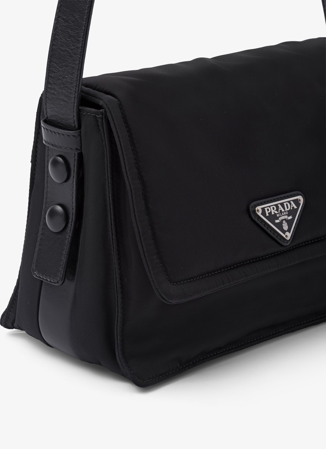 Prada Traveller Re-Nylon Small gewatteerde schoudertas met leren details - detail 5 zwart