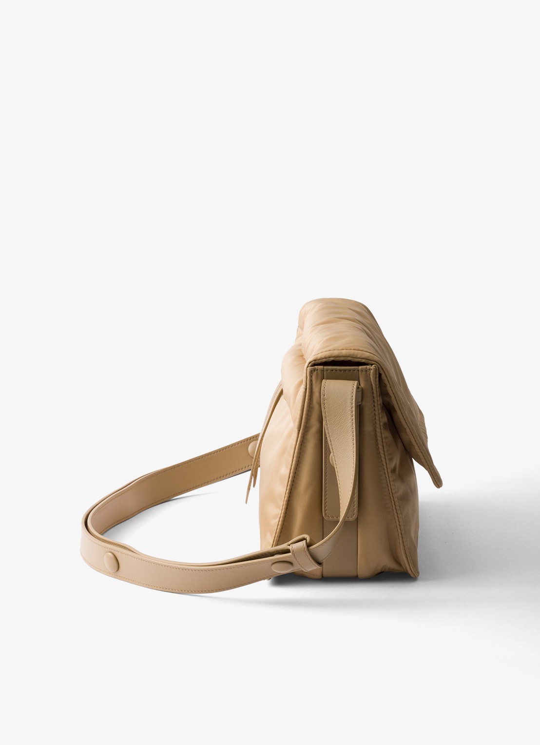 Prada Traveller Re-Nylon Small gewatteerde schoudertas met leren details - detail 2 beige