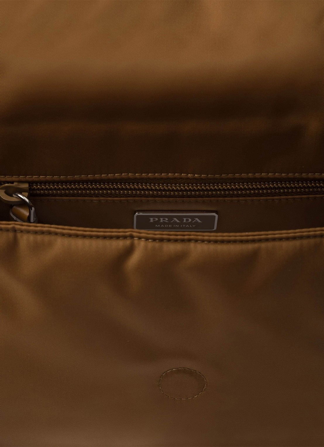 Prada Traveller Re-Nylon Small gewatteerde schoudertas met leren details - detail 4 camel