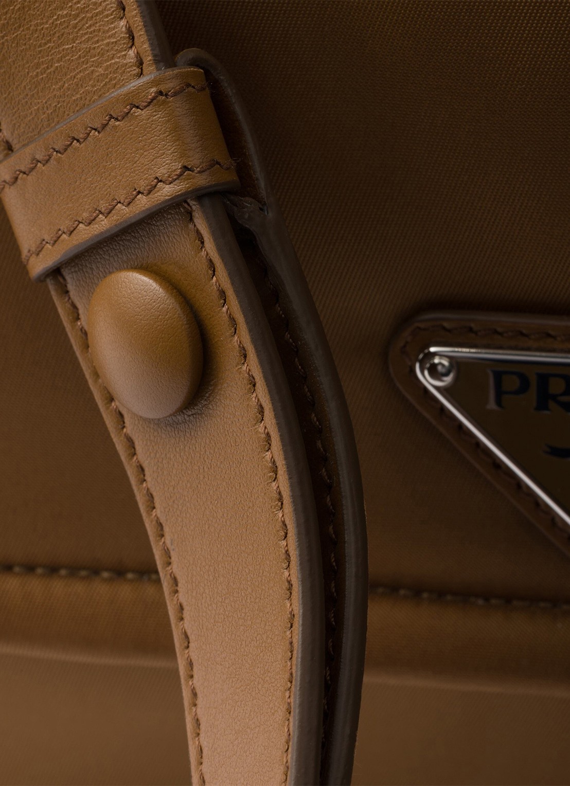 Prada Traveller Re-Nylon Small gewatteerde schoudertas met leren details - detail 5 camel