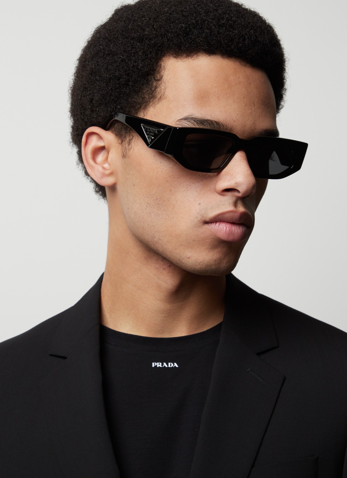 Prada Wayfarer zonnebril PR09ZS  - voorkant 2 zwart