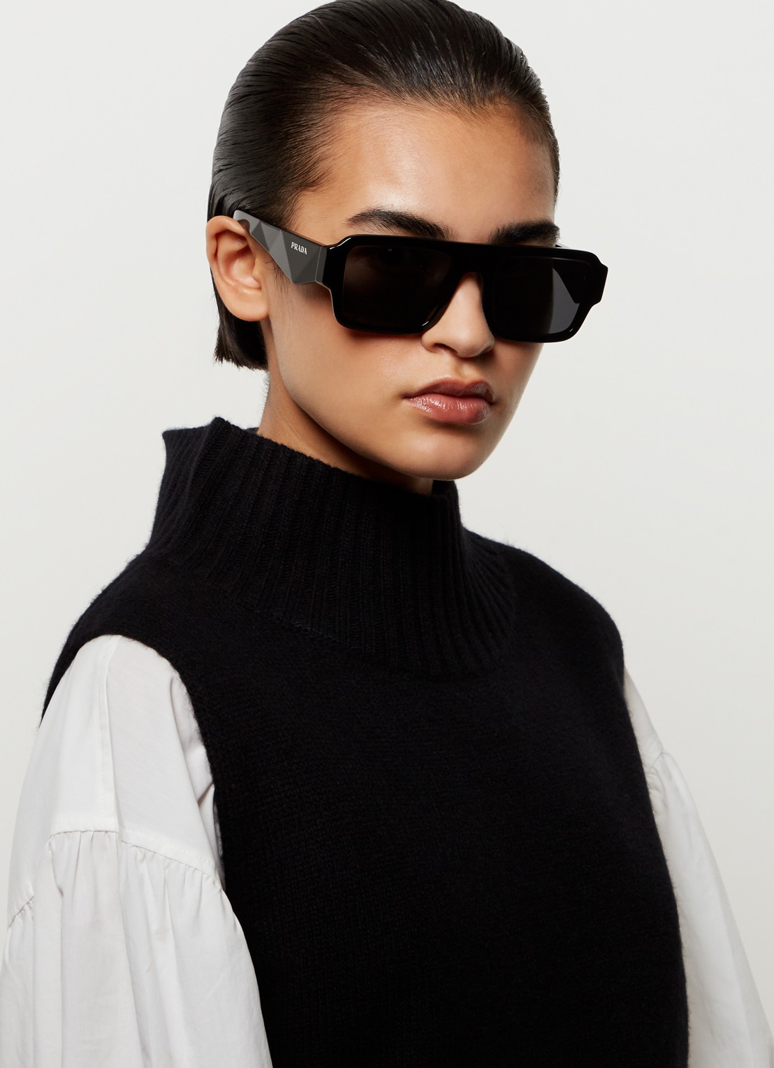 Prada Wayfarer zonnebril PRA05S - voorkant 2 zwart