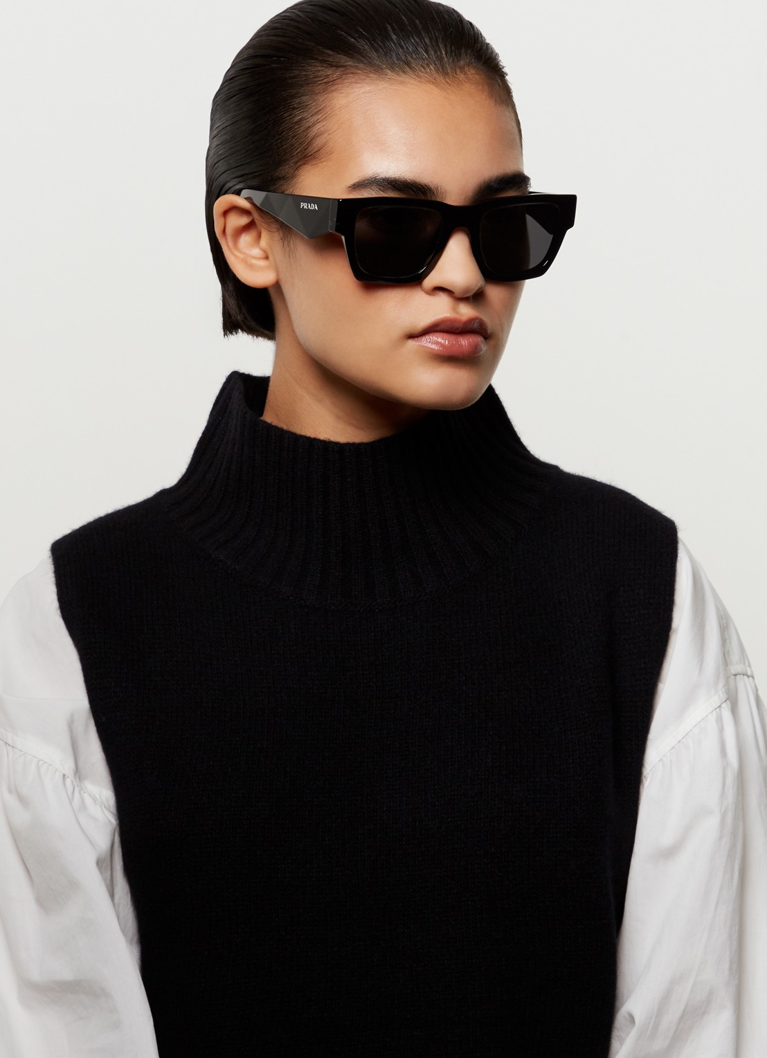 Prada Wayfarer zonnebril PRA06S - voorkant 2 zwart