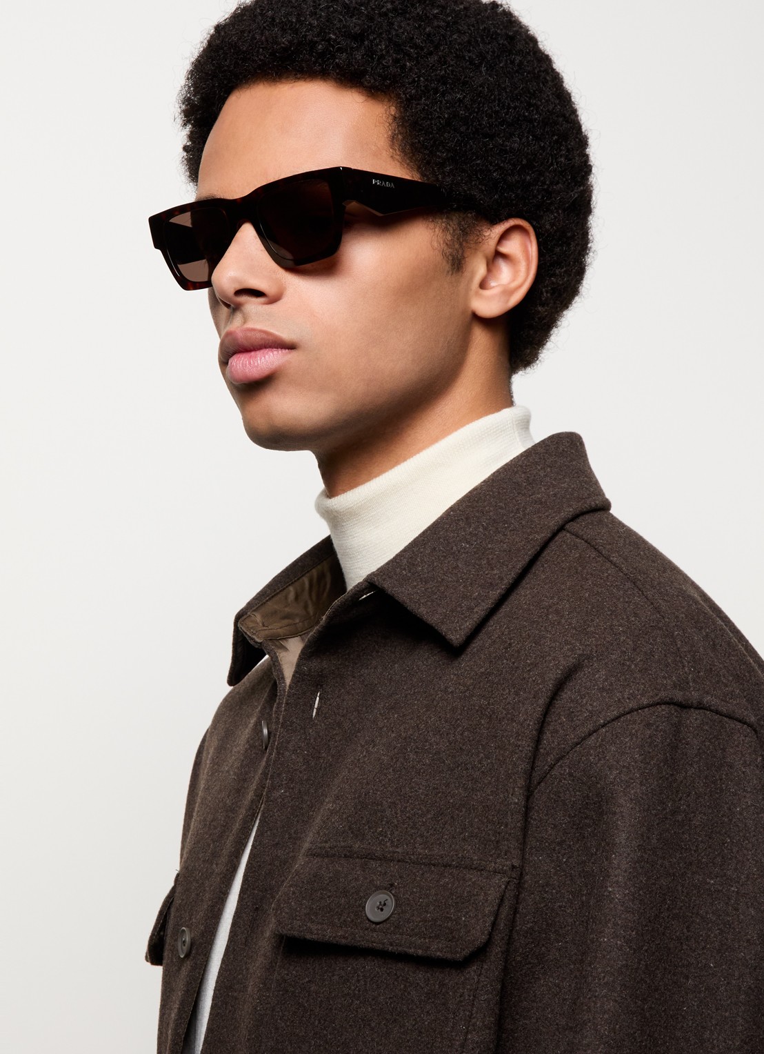 Prada Wayfarer zonnebril PRA06S - voorkant 2 donkerbruin