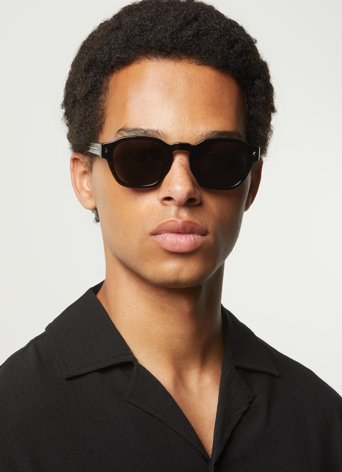 Prada Wayfarer zonnebril PRA16S - voorkant 2 zwart
