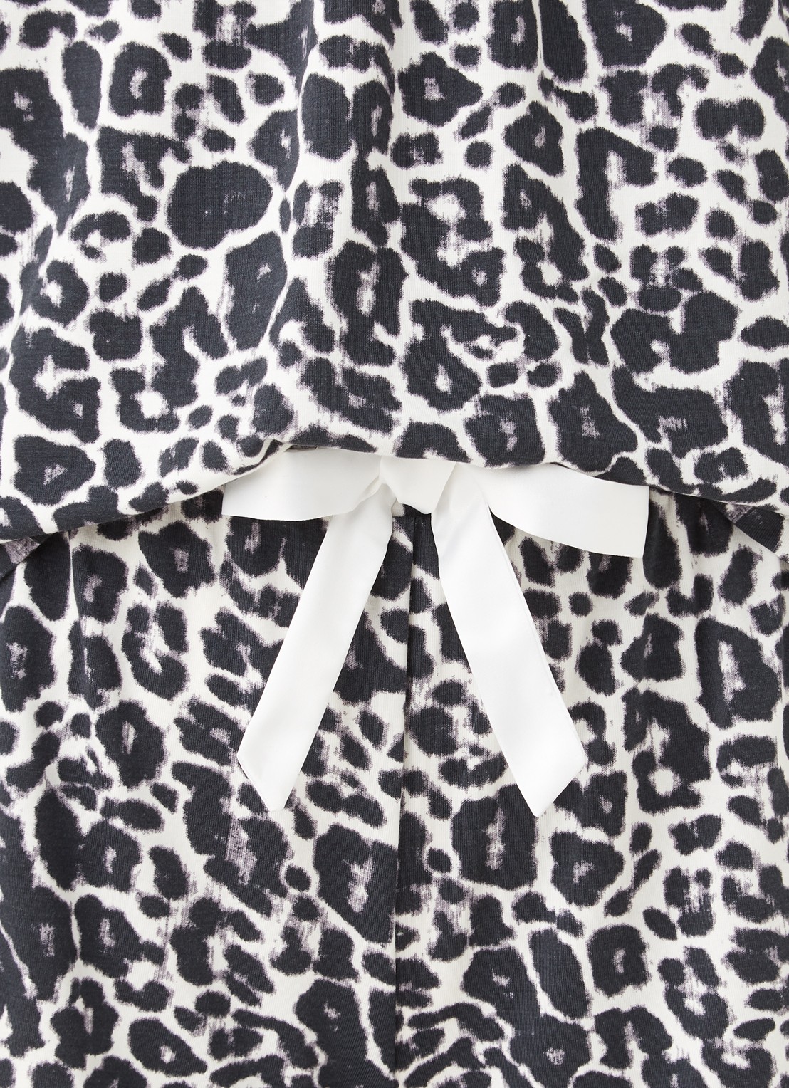 Pretty You Bamboo pyjamaset met contrasterende bies - detail 2 diepzwart