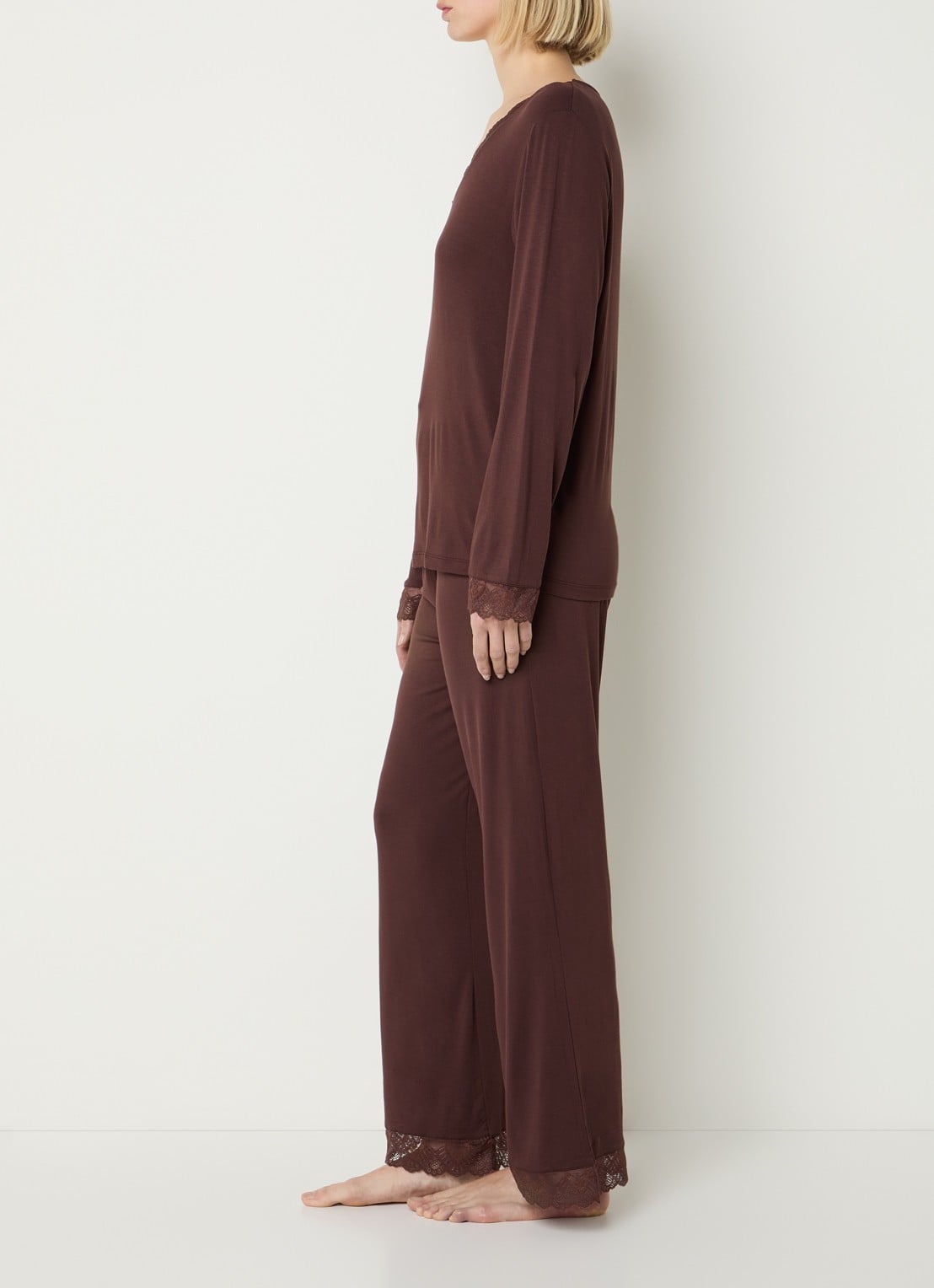 Pretty You Bamboo pyjamaset met details van kant - voorkant 3 donkerbruin