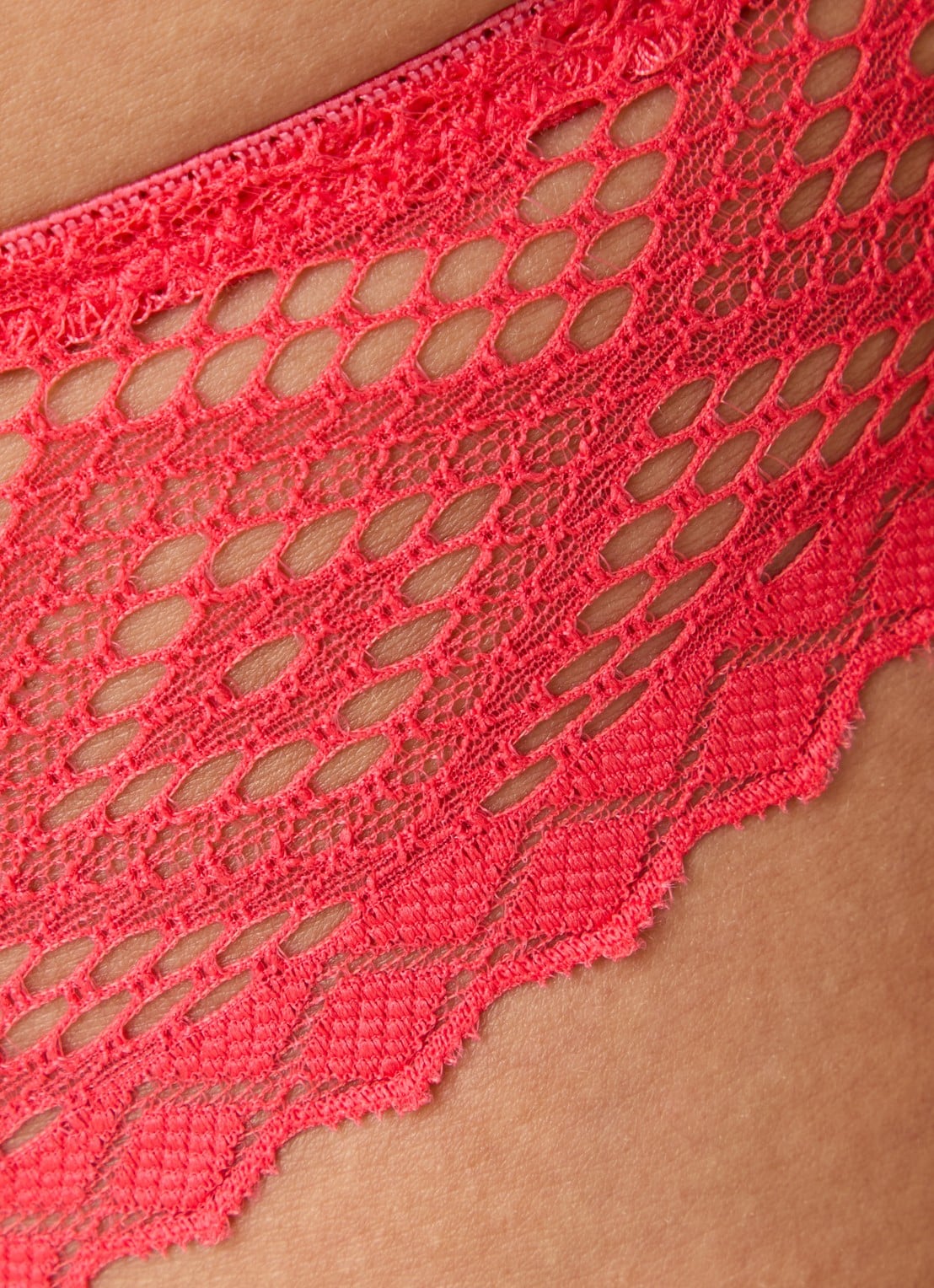 PrimaDonna Grace Bay string met kant - detail 5 koraalrood