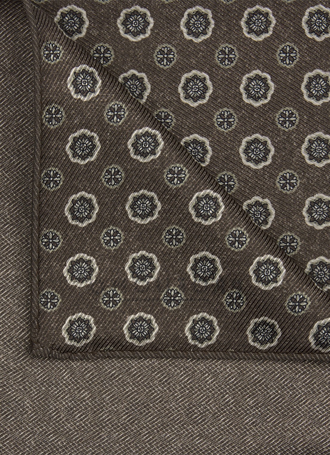 Profuomo Pochet van zijde - detail 2 donkerbruin