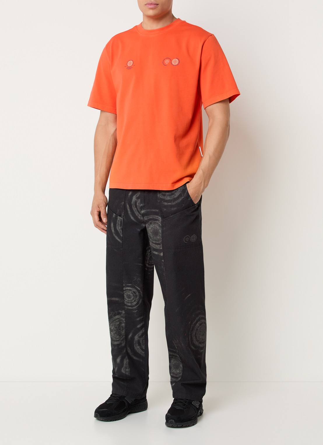 Purple Mountain Observatory Globe T-shirt met logo- en backprint - voorkant 2 oranjerood
