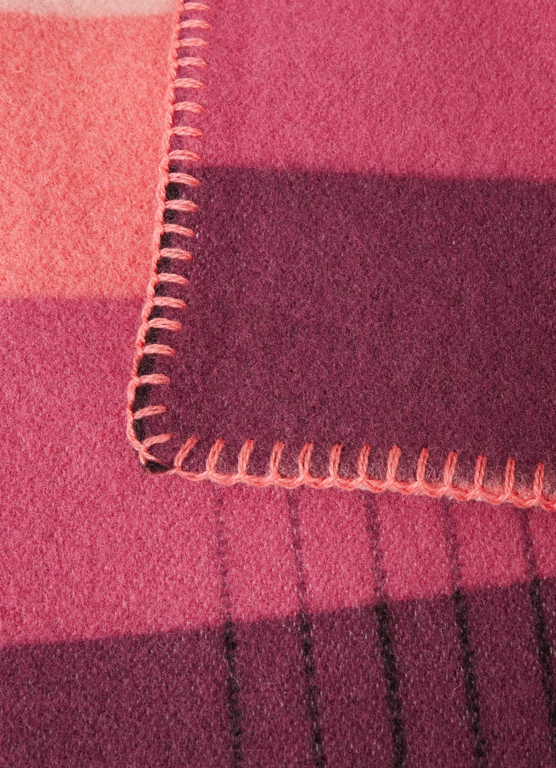 Røros Tweed Asmund plaid van wol 135 x 200 cm - detail 3 donkerroze