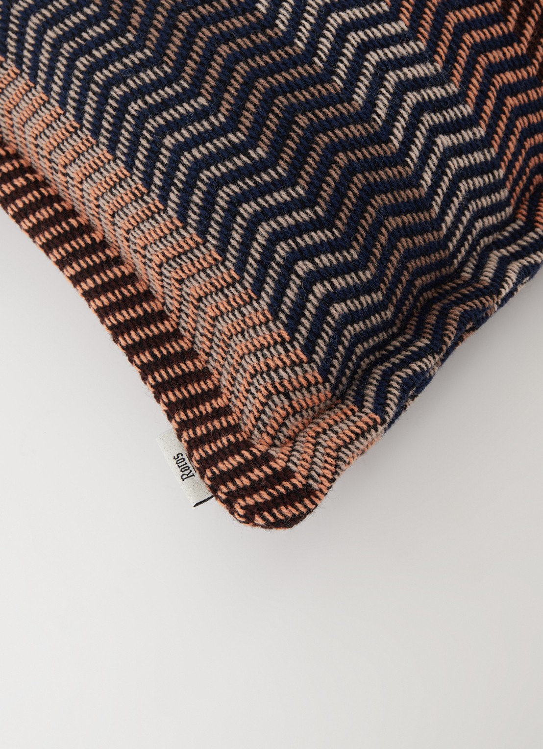 Røros Tweed Fri sierkussen 60 x 60 cm - detail donkerblauw