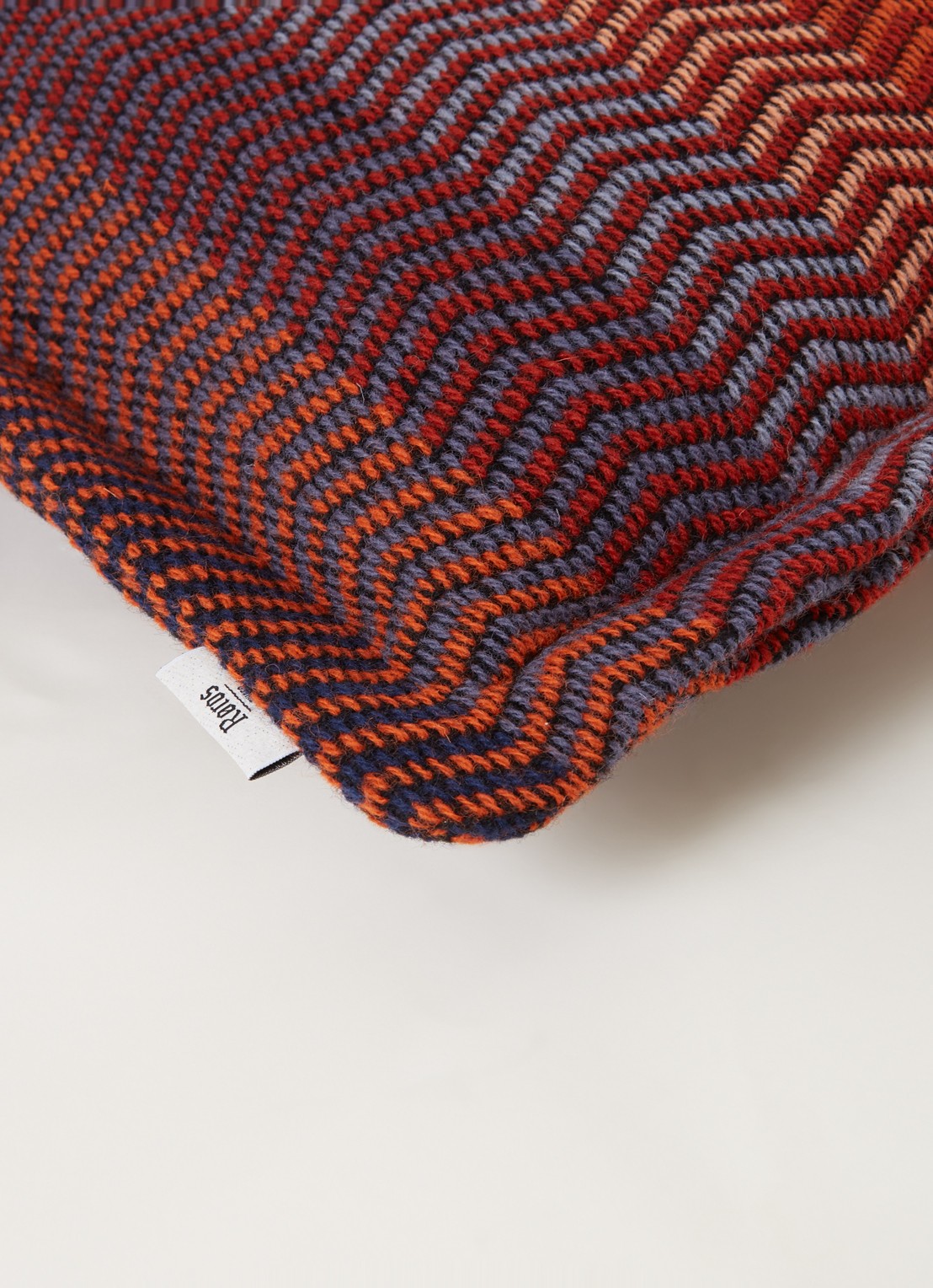 Røros Tweed Fri sierkussen 60 x 60 cm - detail 4 steenrood