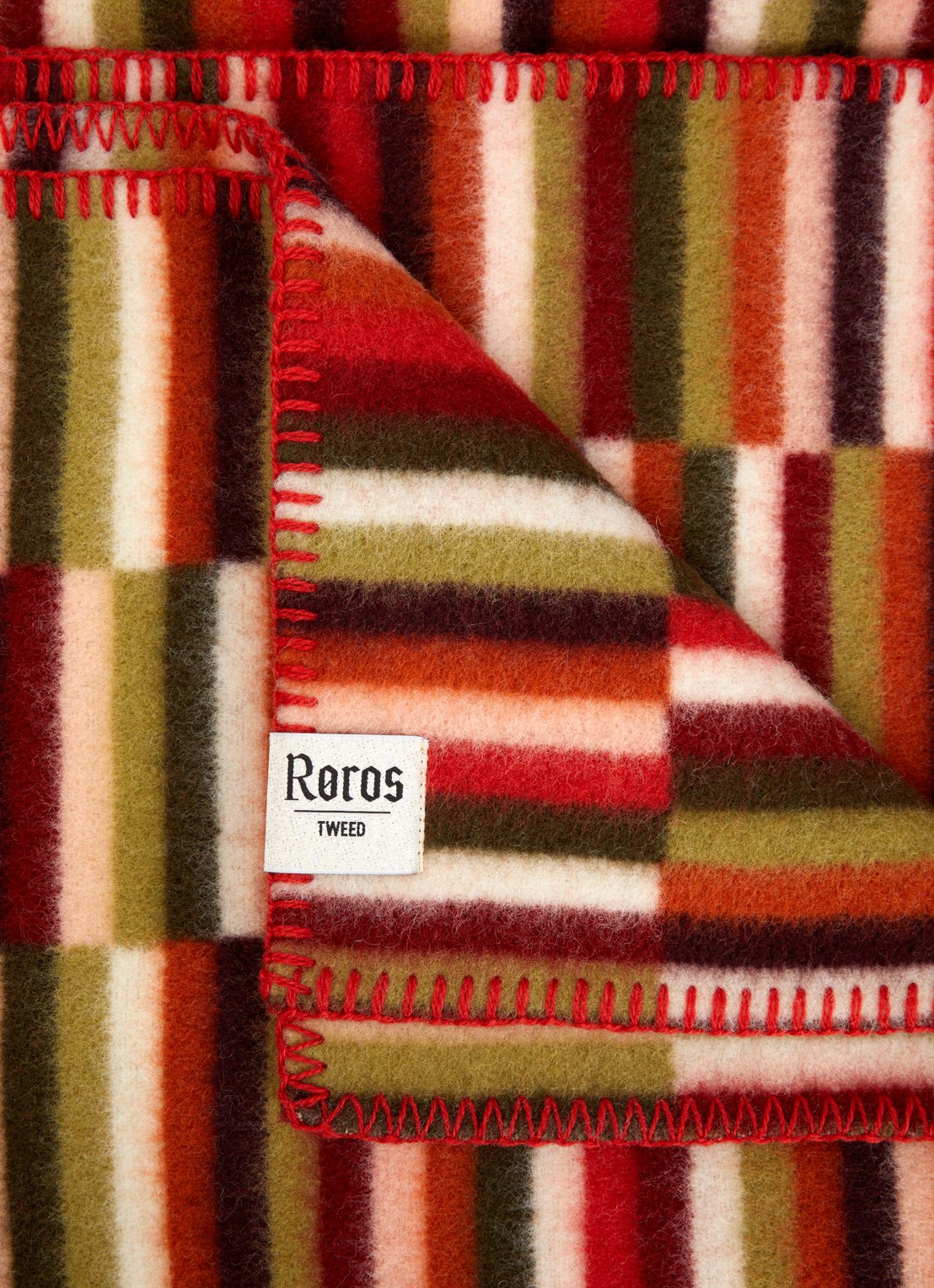 Røros Tweed Ida plaid van scheerwol 135 x 200 cm - detail 3 rood