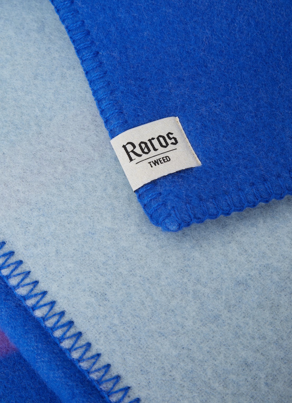 Røros Tweed Knut plaid van lamswol 200 x 135 cm - detail kobaltblauw