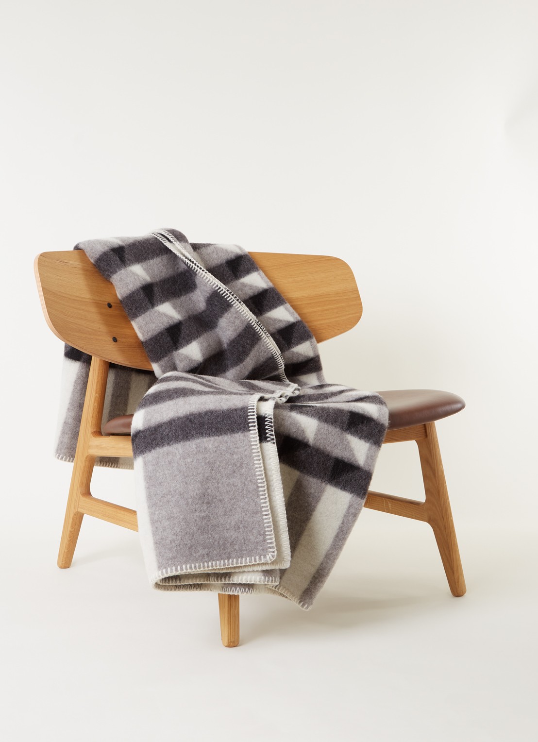 Røros Tweed Kvam plaid van lamswol 135 x 200 cm - voorkant 2 zwart