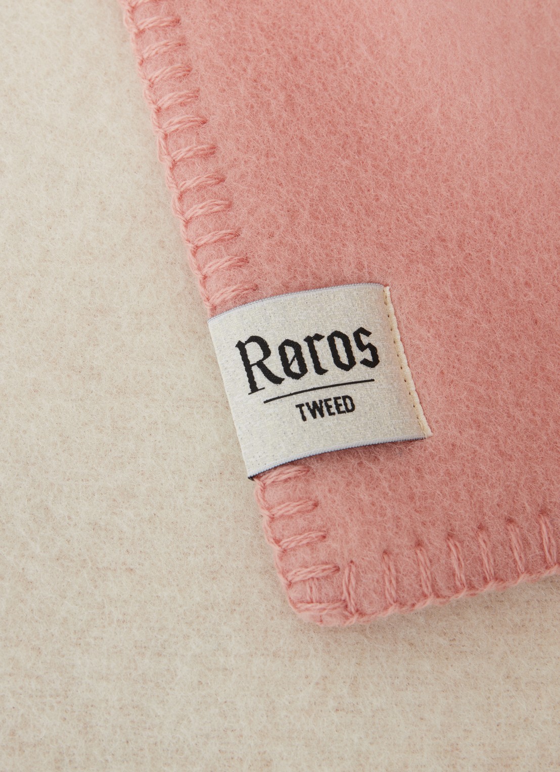 Røros Tweed Moon plaid van lamswol 135 x 200 cm - detail 3 roze
