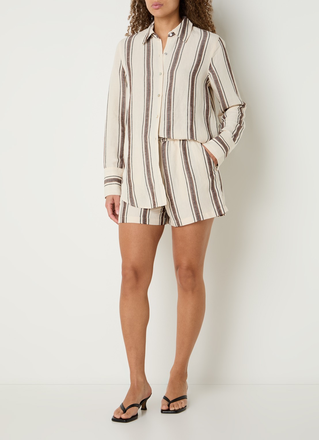 Rails Austin mid waist straight fit korte broek in linnenblend met streepprint - voorkant 3 creme