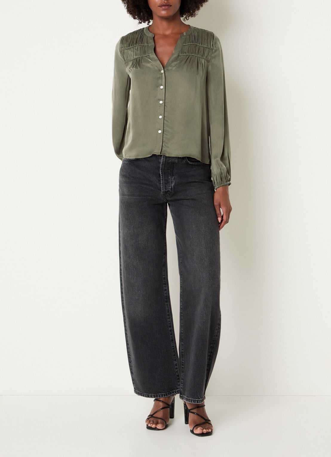 Rails Cadence blouse met glanzende finish en ballonmouw - voorkant 4 olijfgroen