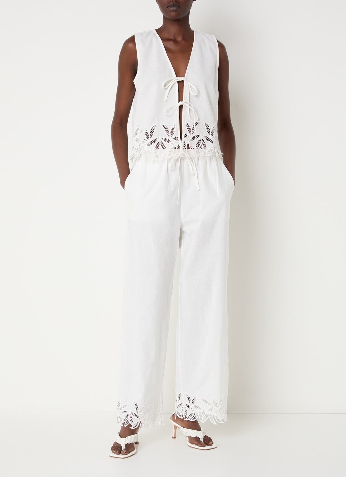Rails Emmie mid waist loose fit broek met steekzakken en broderie - voorkant 2 gebroken wit