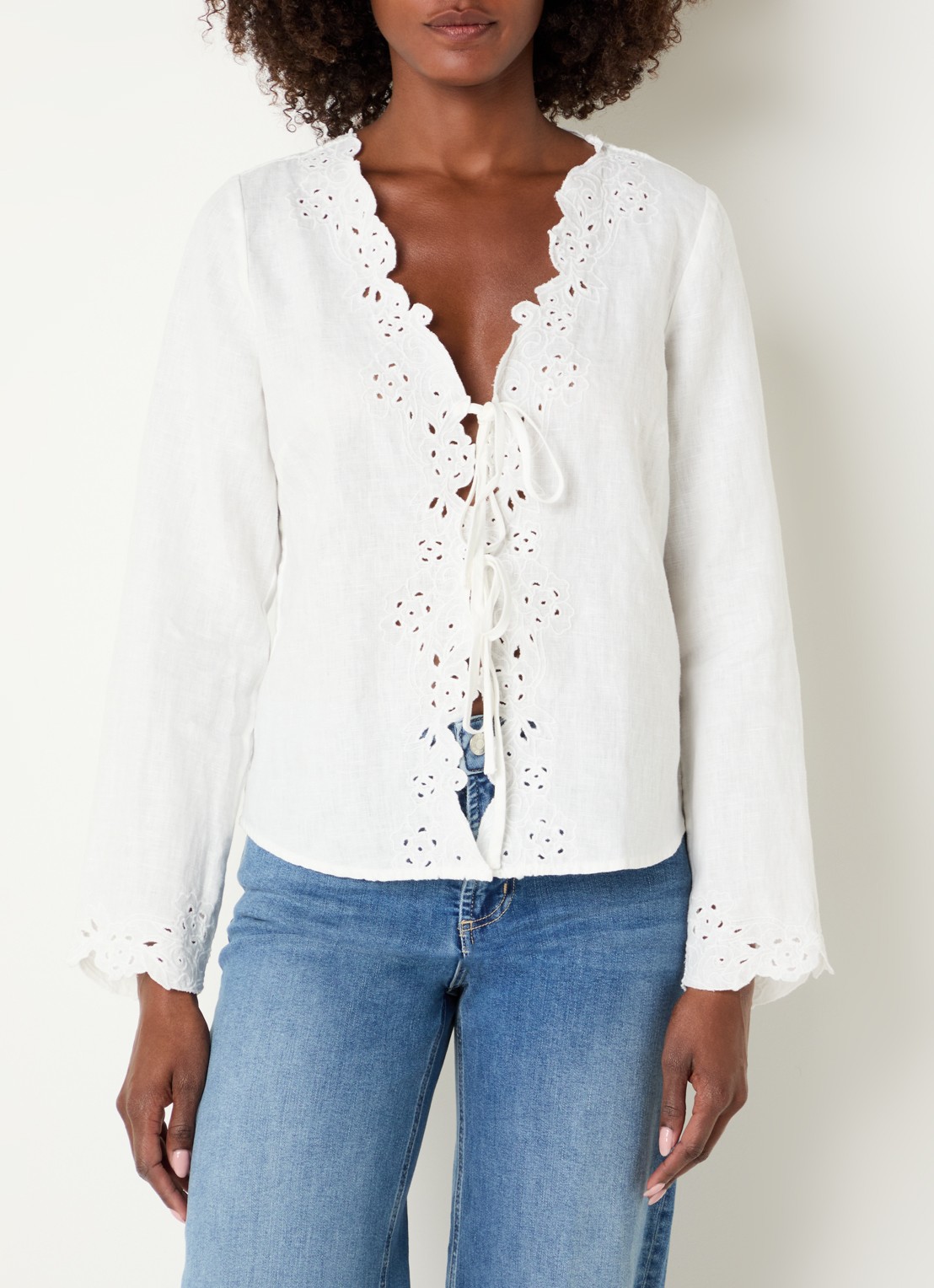 Rails Fleur blouse met broderie en V-hals - detail 2 gebroken wit