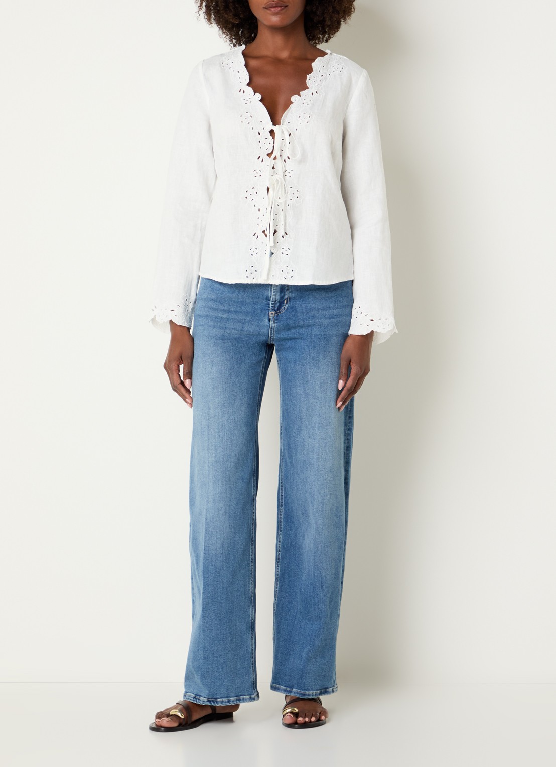 Rails Fleur blouse met broderie en V-hals - voorkant 4 gebroken wit