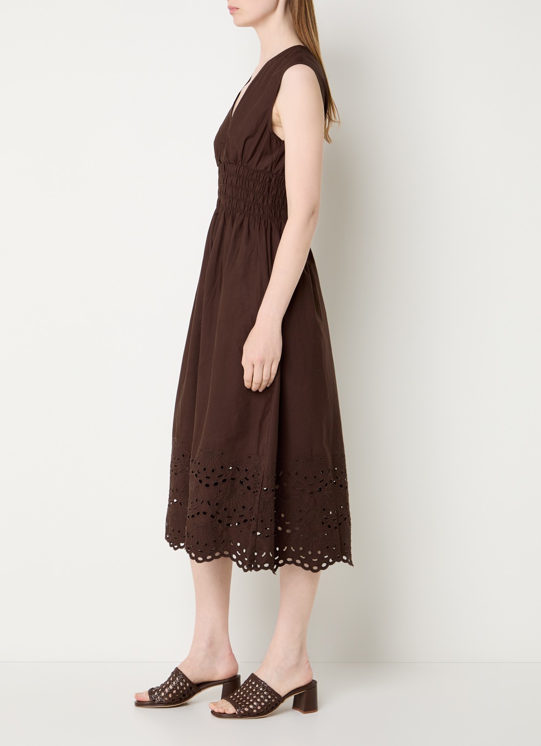 Rails Midi jurk met broderie en V-hals - voorkant 3 donkerbruin