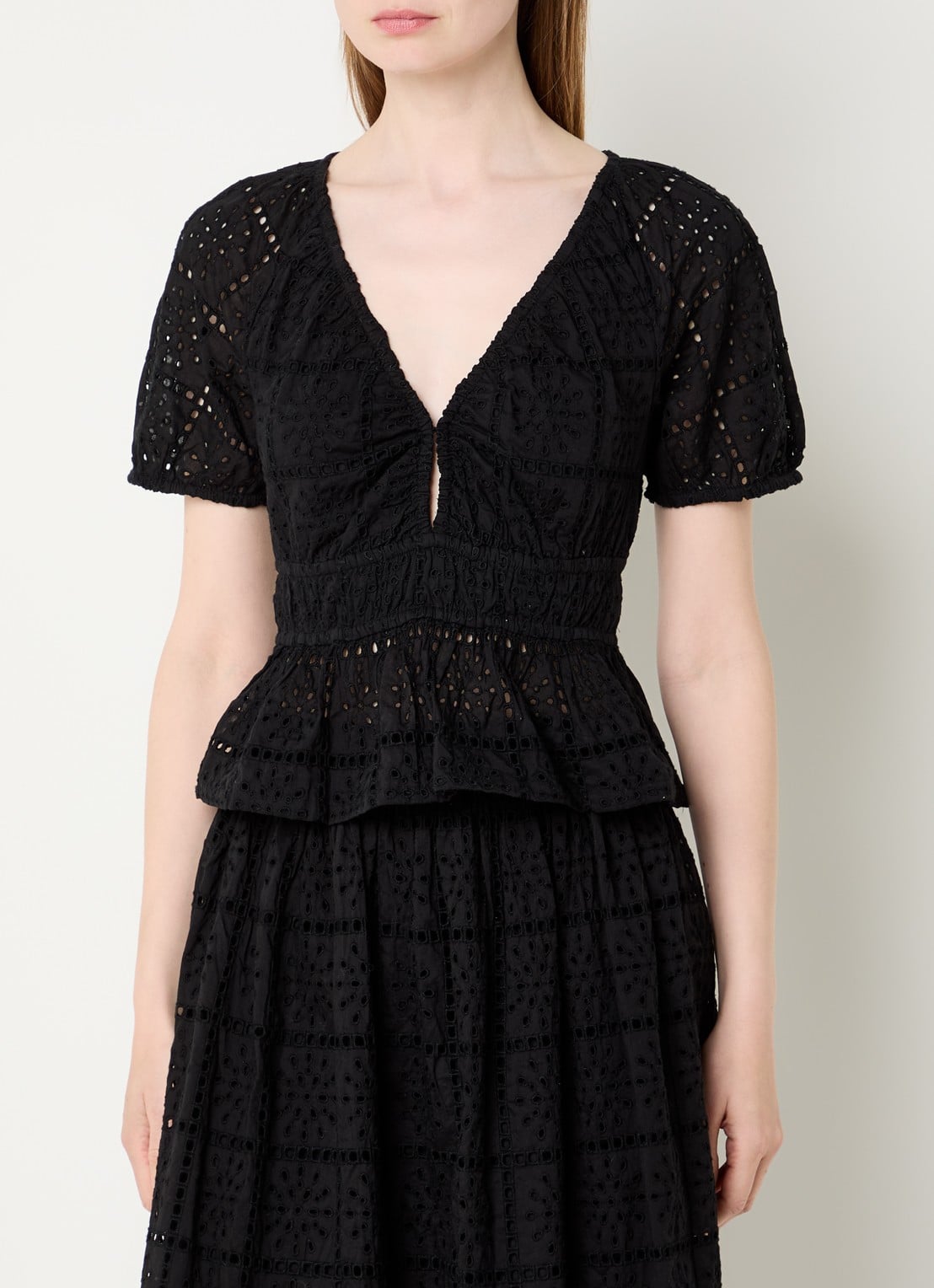 Rails Top met broderie en V-hals - detail zwart