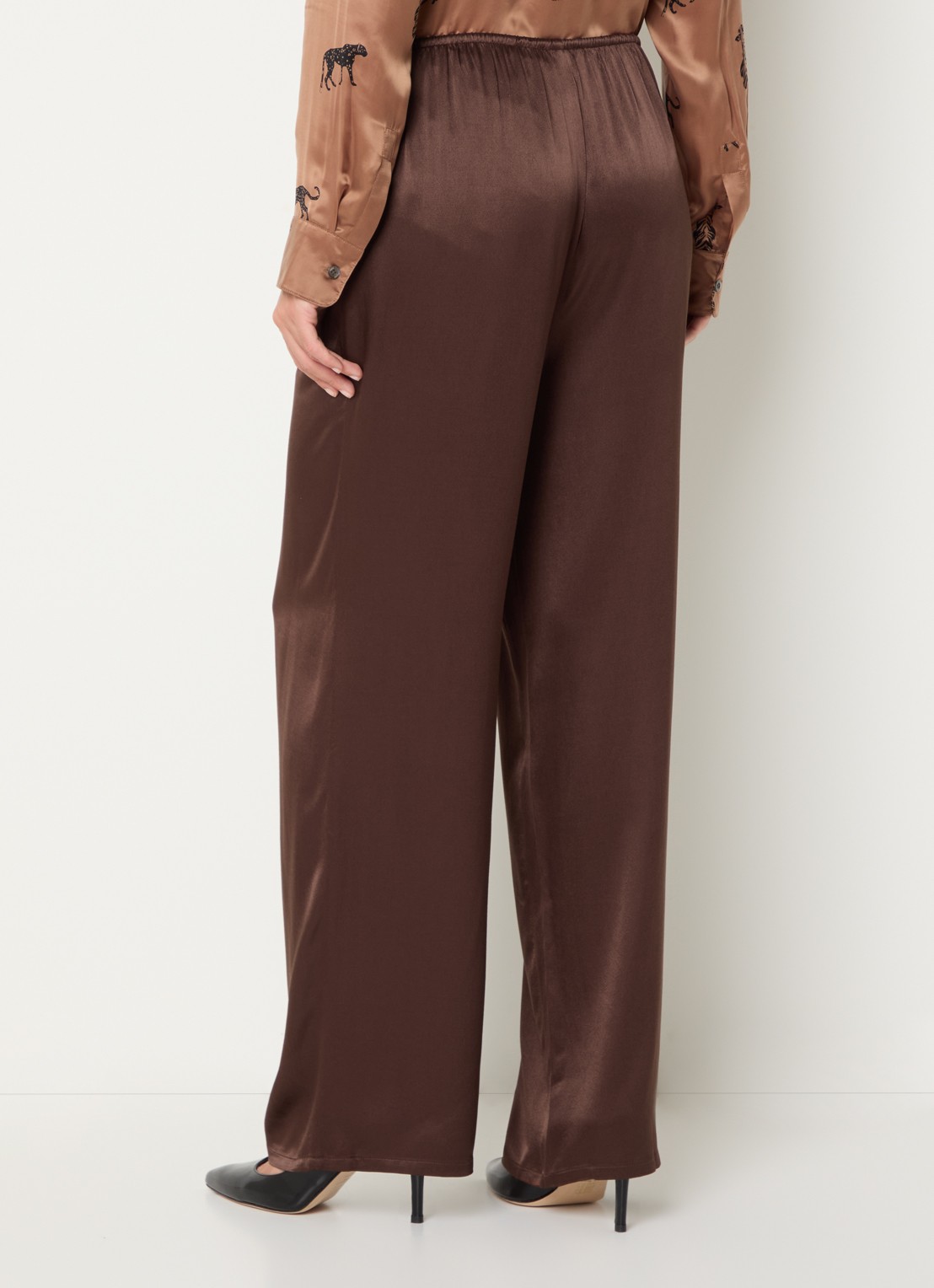 Rails Virgo low waist balloon fit broek van satijn - achterkant 4 chocoladebruin