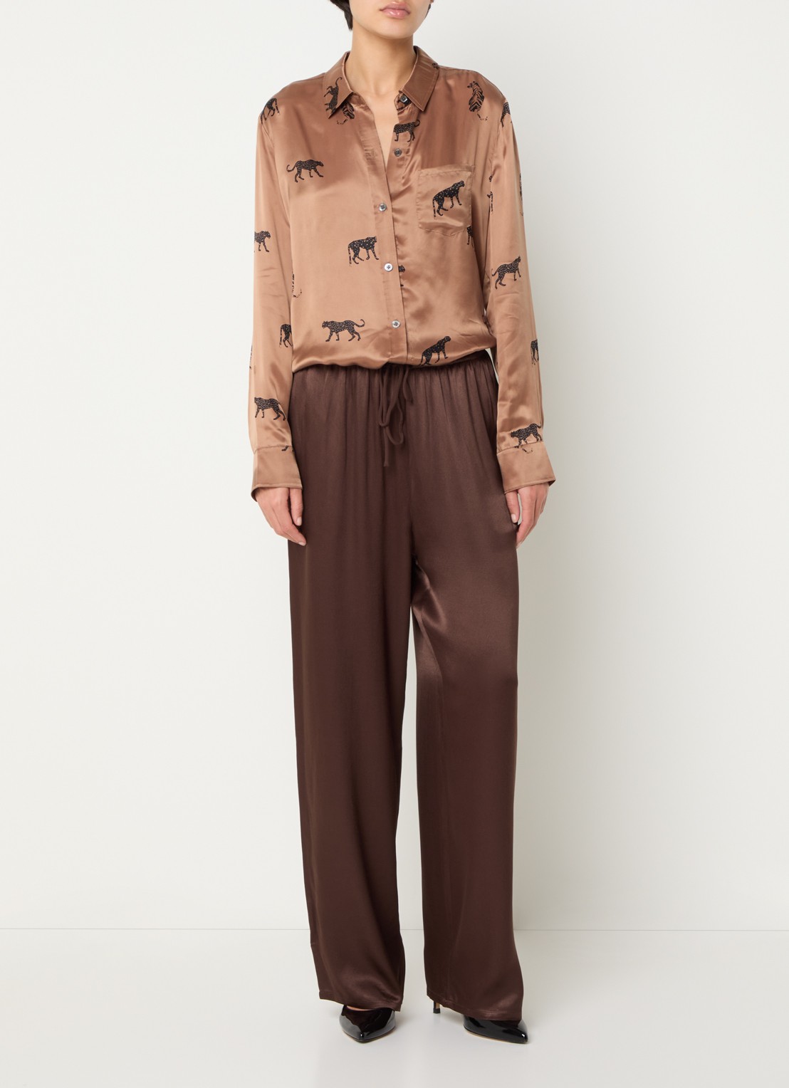 Rails Virgo low waist balloon fit broek van satijn - voorkant 2 chocoladebruin