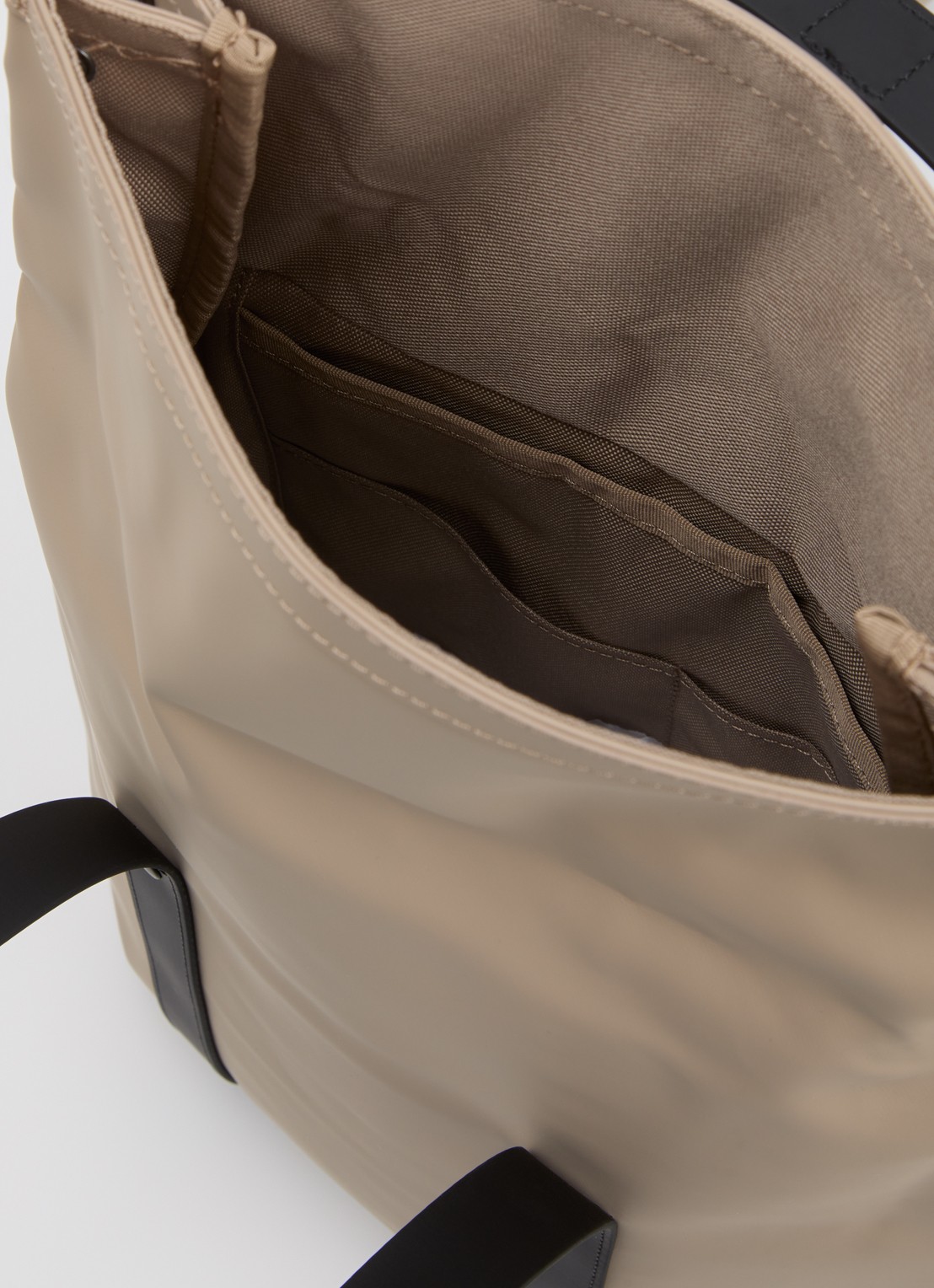 Rains 2 Way Mini rugzak met waterafstotende coating - detail 3 donkerbeige