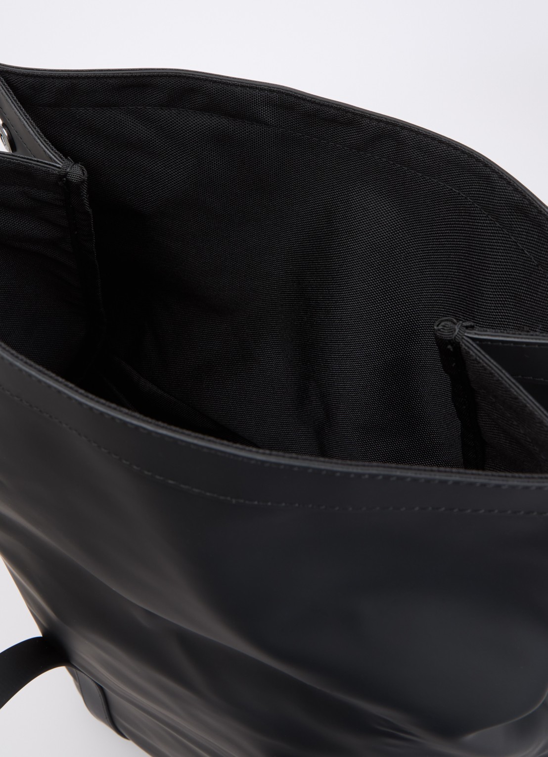 Rains 2 Way rugzak met 16 inch laptopvak en waterafstotende coating - detail 3 zwart