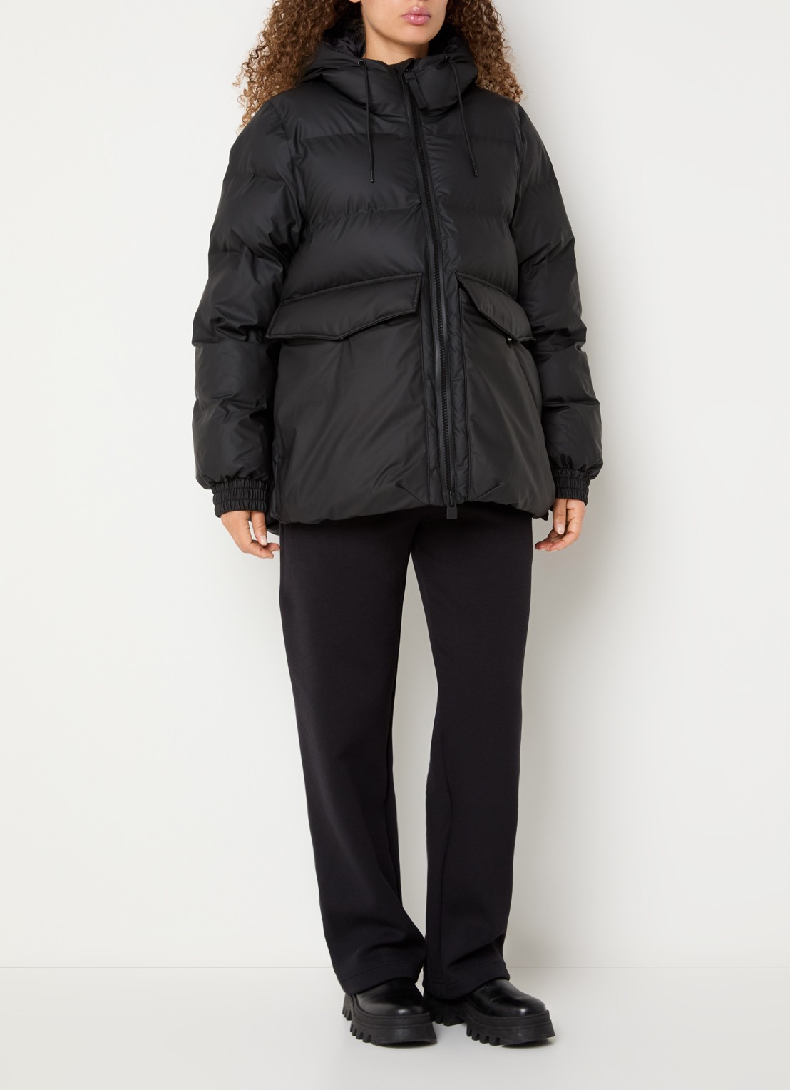 Rains Alta A-Line pufferjack met capuchon - voorkant 4 zwart