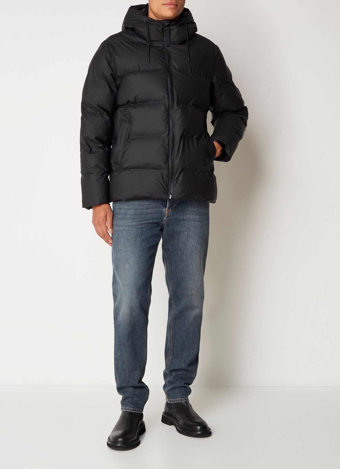Rains Alta puffer jack met capuchon en steekzakken - voorkant 2 zwart