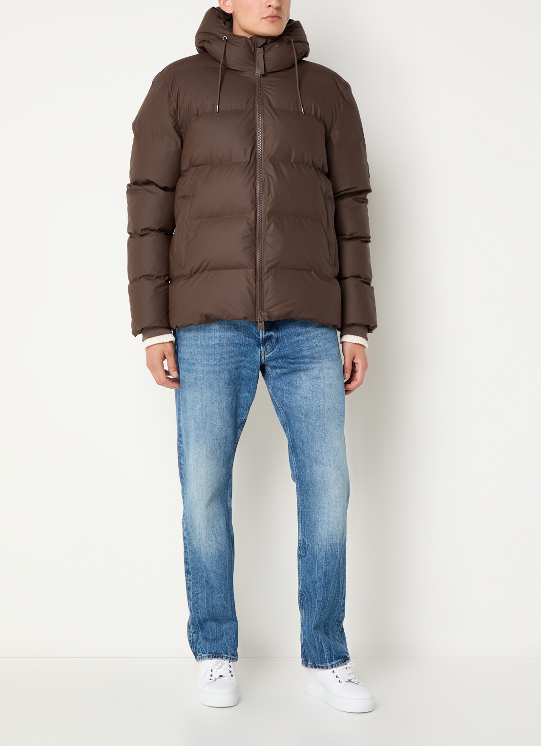 Rains Alta puffer jack met capuchon en steekzakken - voorkant 4 bruin
