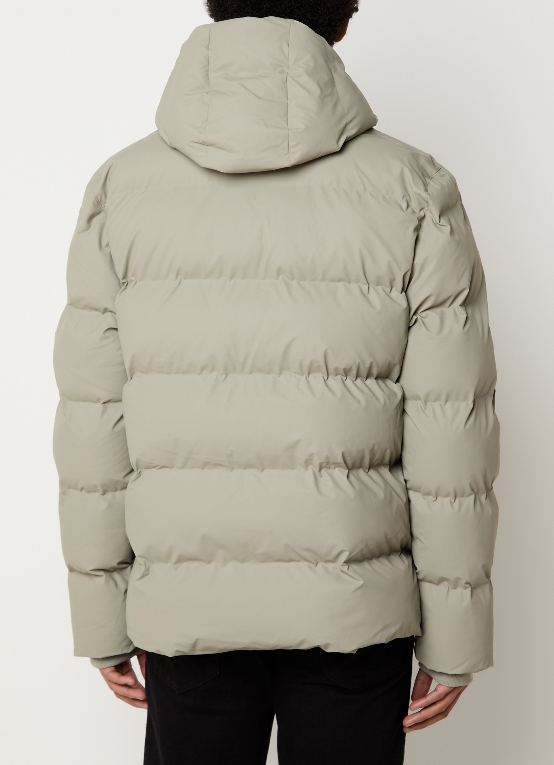 Rains Alta puffer jack met capuchon en steekzakken - achterkant 4 olijfgroen