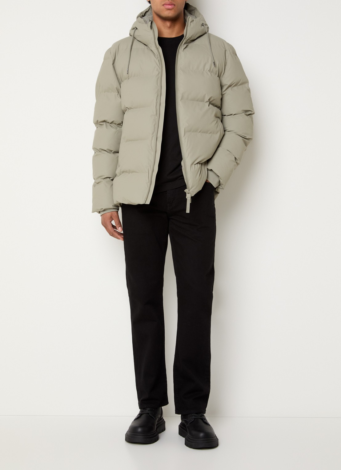 Rains Alta puffer jack met capuchon en steekzakken - voorkant 2 olijfgroen
