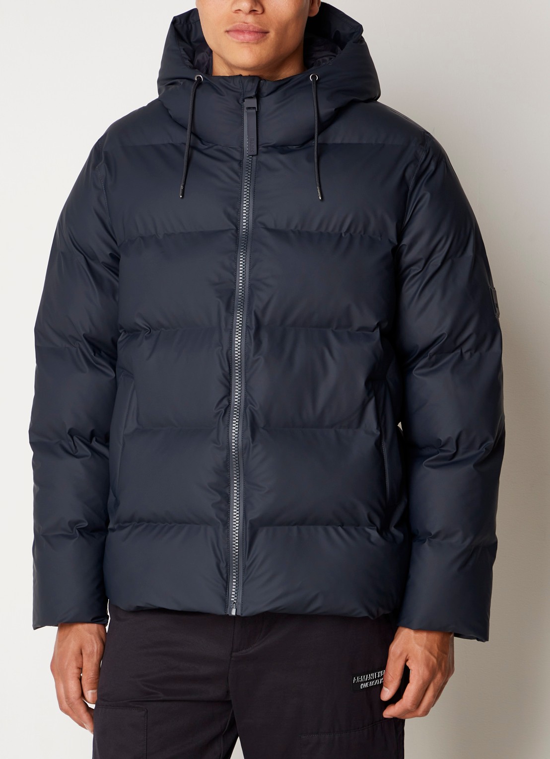 Rains Alta puffer jack met capuchon en steekzakken - detail 2 donkerblauw