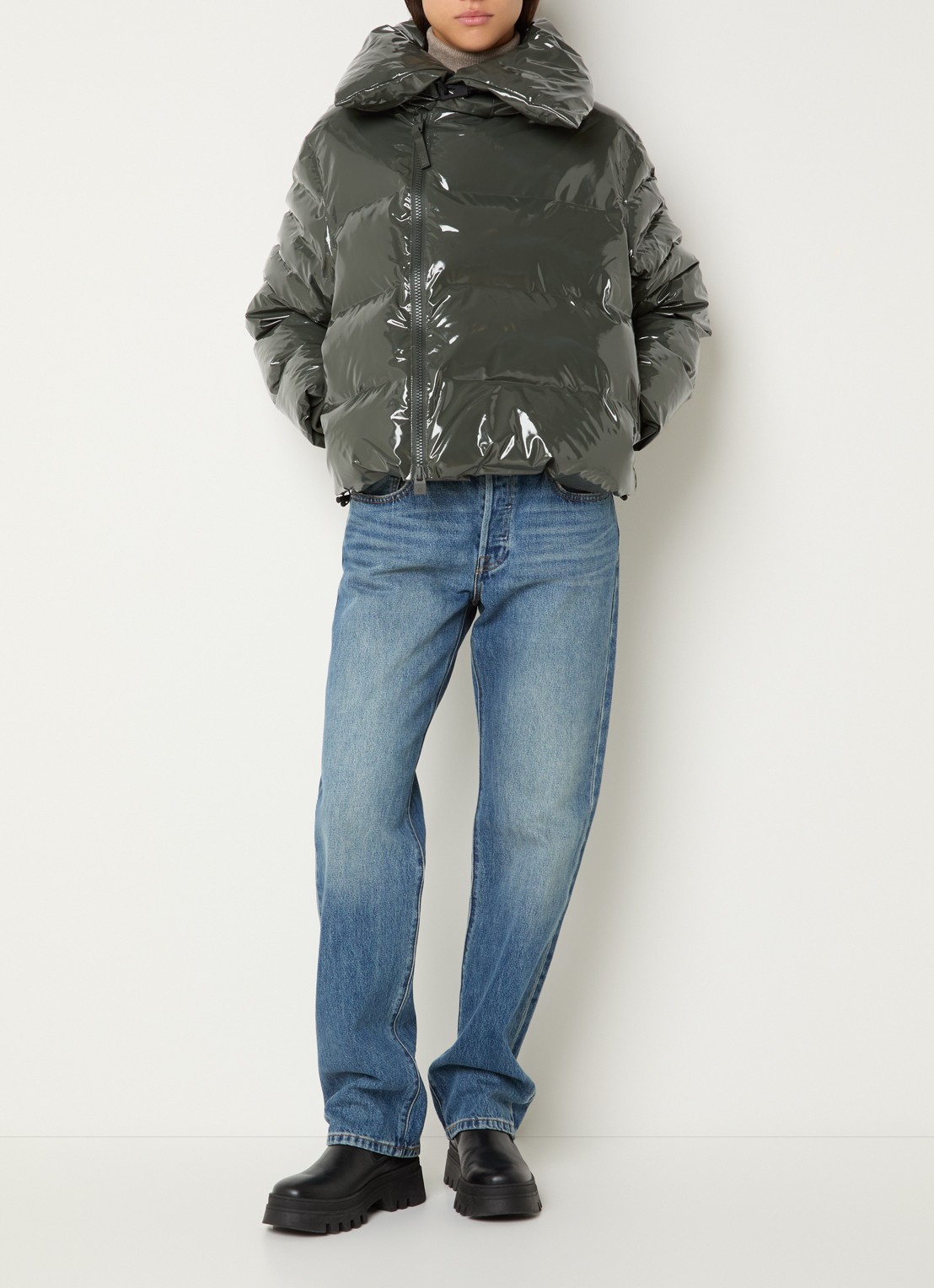 Rains Alta Vision puffer jas met waterafstotende coating en glanzende finish - voorkant 4 legergroen