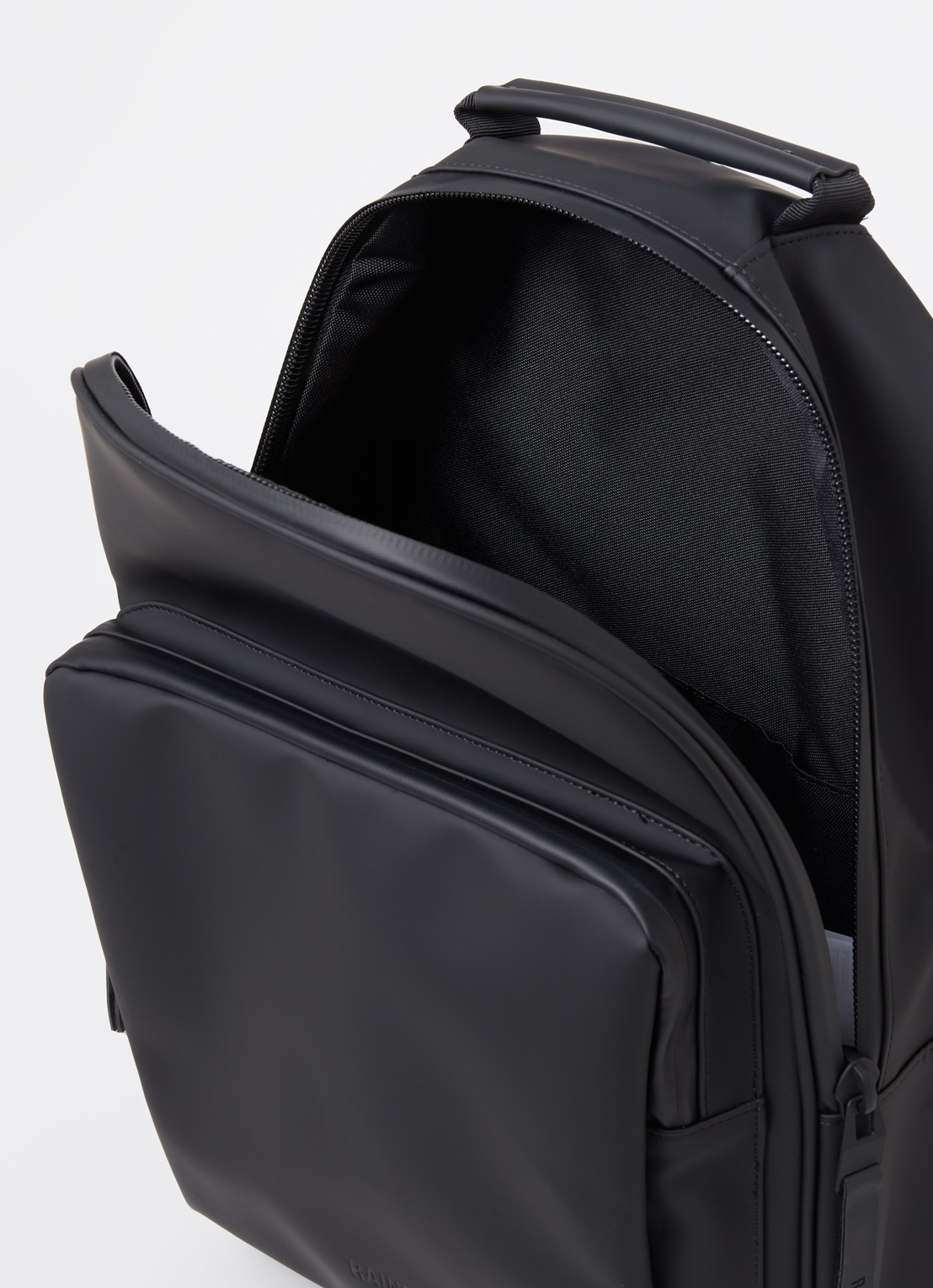 Rains Book Daypack W3 Large rugzak met 16 inch laptopvak en waterafstotende coating   - detail zwart