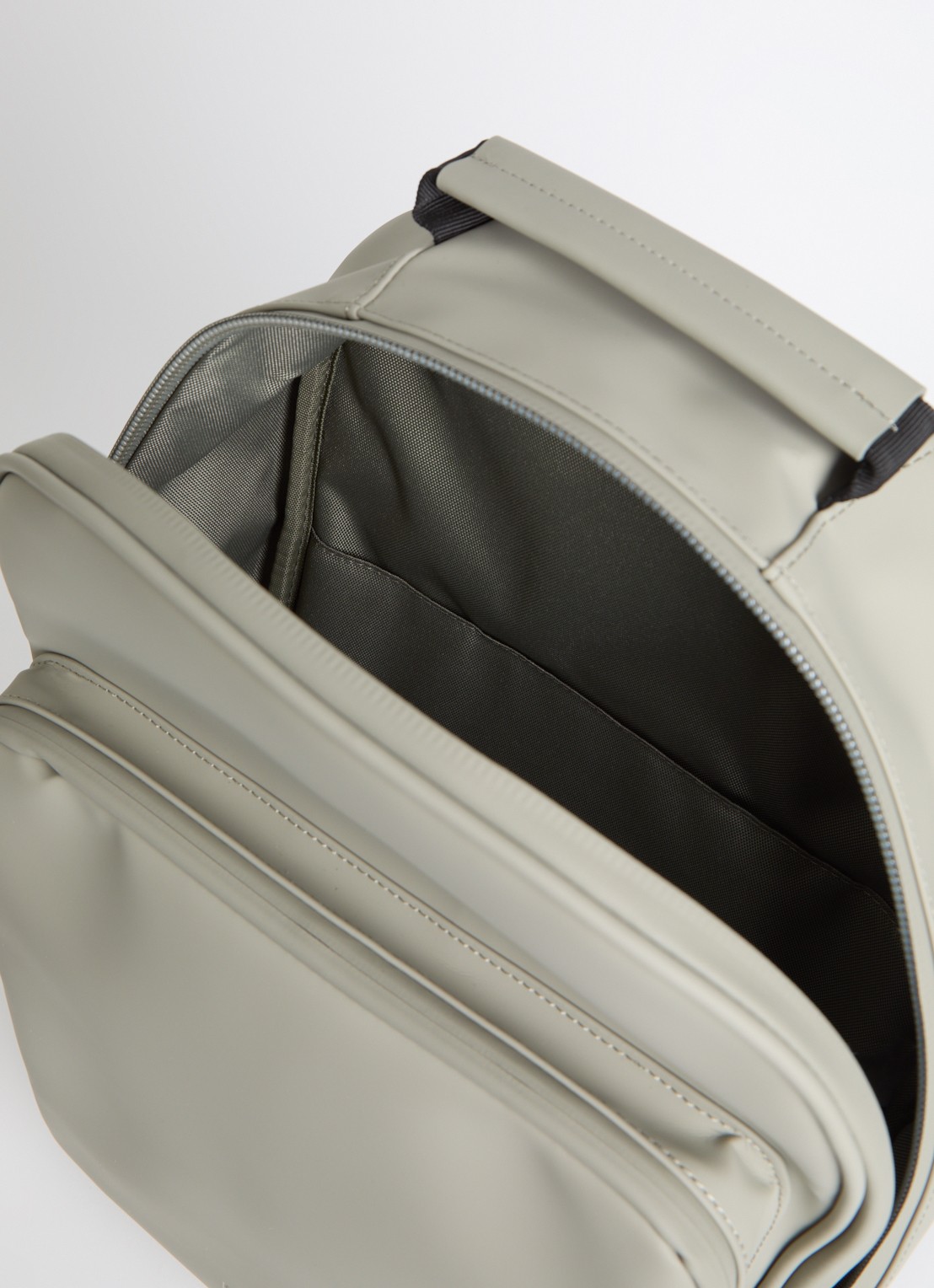 Rains Book Daypack W3 Large rugzak met 16 inch laptopvak en waterafstotende coating   - detail 3 khaki