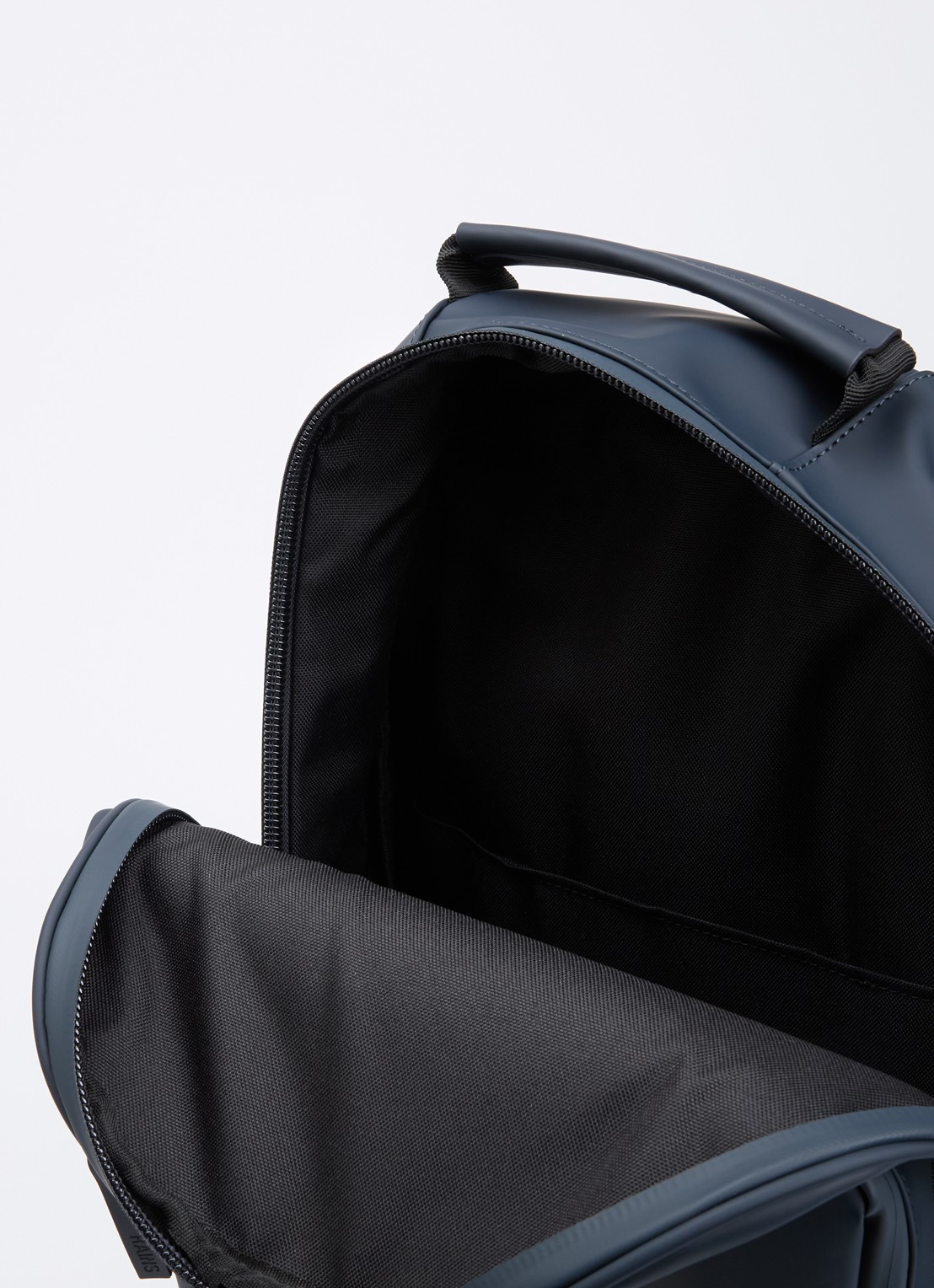 Rains Book Daypack W3 Large rugzak met 16 inch laptopvak en waterafstotende coating   - detail 3 donkerblauw