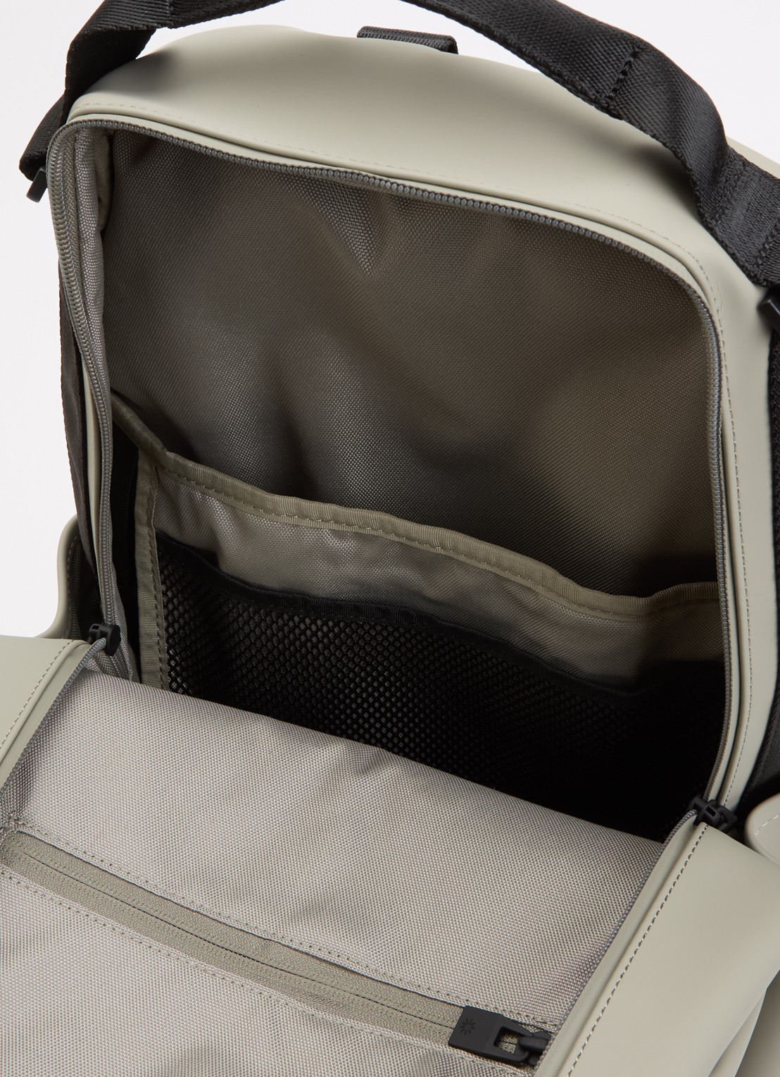 Rains Clip Front rugzak met 14 inch laptopvak en waterafstotende coating - detail 3 donkerbeige