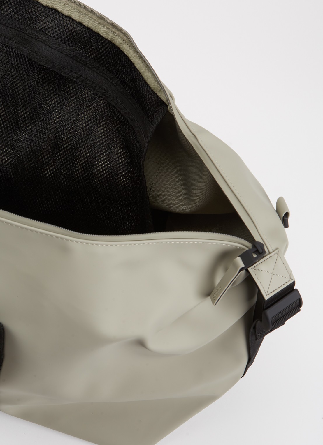 Rains Hilo Large weekendtas met waterafstotende coating - detail olijfgroen