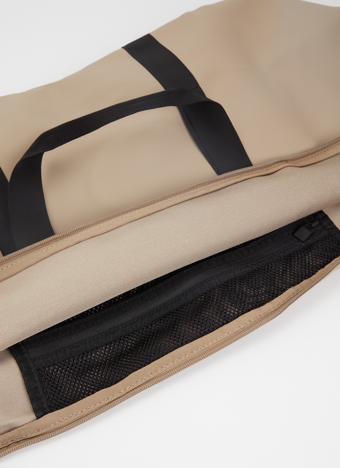 Rains Hilo Large weekendtas met waterafstotende coating - detail 2 beige