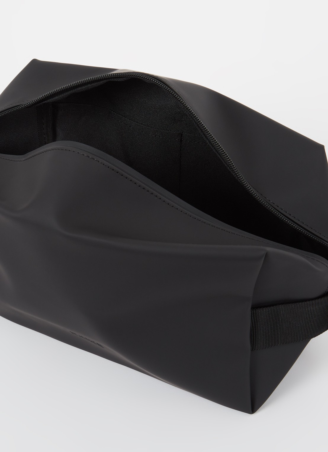 Rains Large toilettas met logo - detail zwart