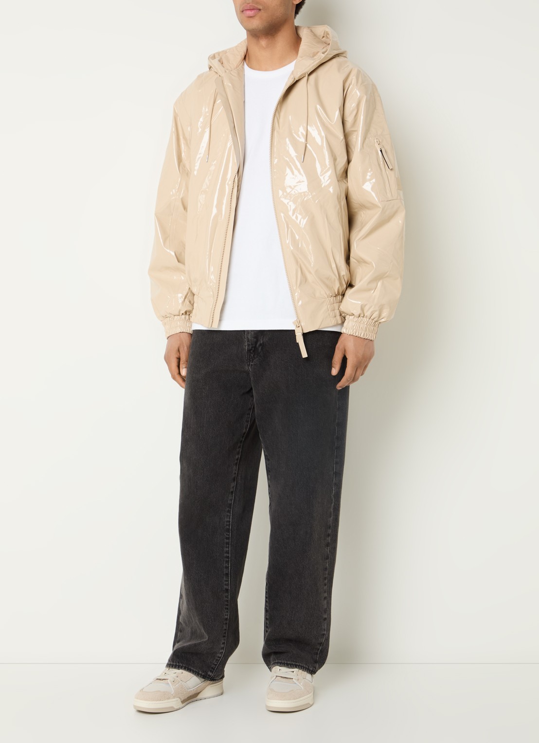 Rains Lohja gewatteerd bomberjack met glanzende finish - voorkant 3 beige
