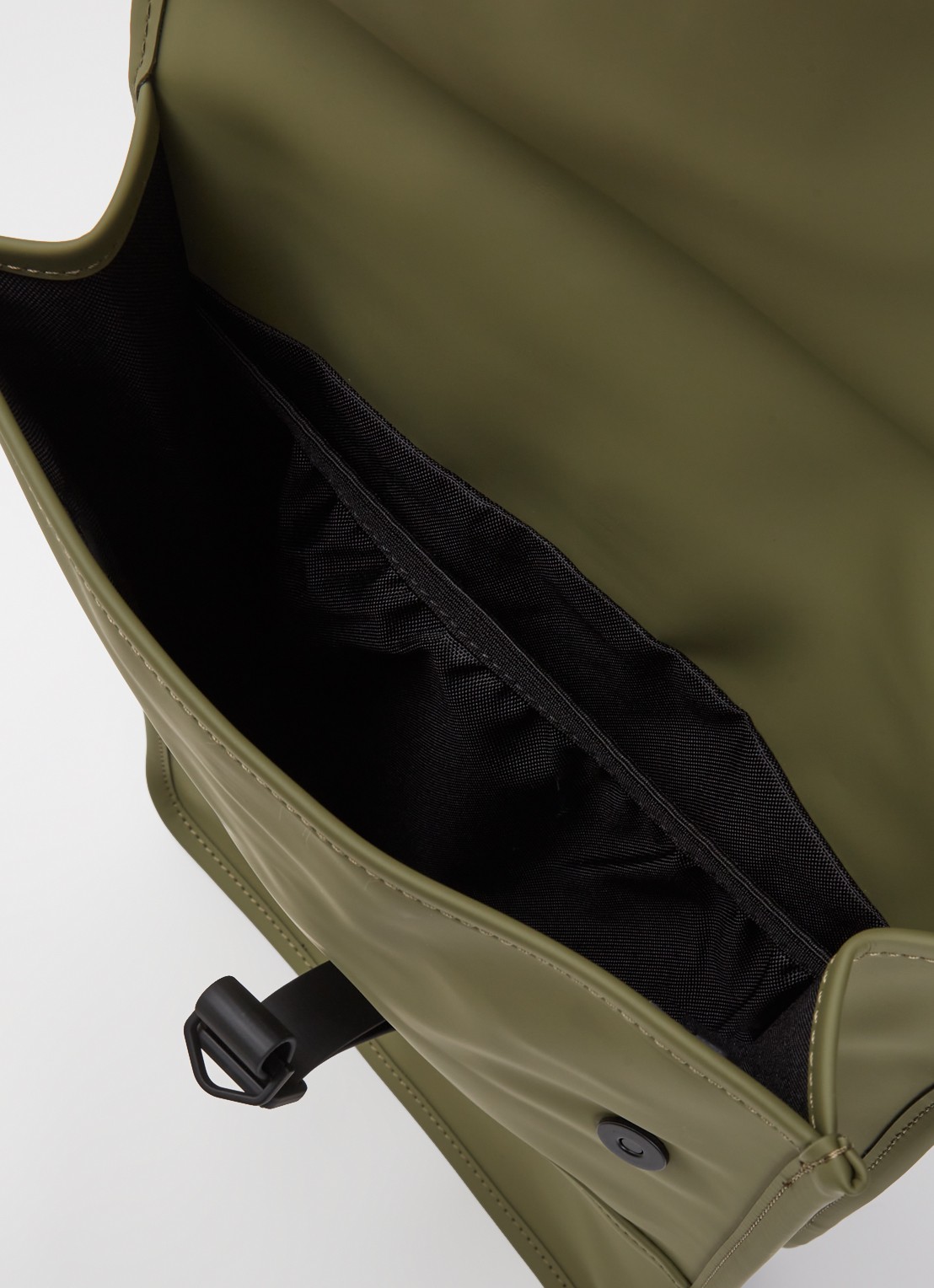 Rains Mini W3 rugzak met 15 inch laptopvak en waterafstotende coating - detail olijfgroen