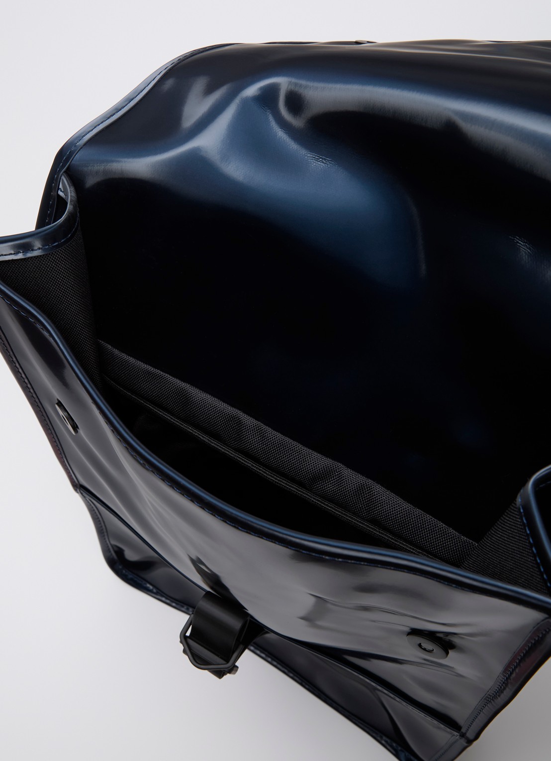 Rains Mini W3 rugzak met 15 inch laptopvak en waterafstotende coating - detail 2 donkerblauw