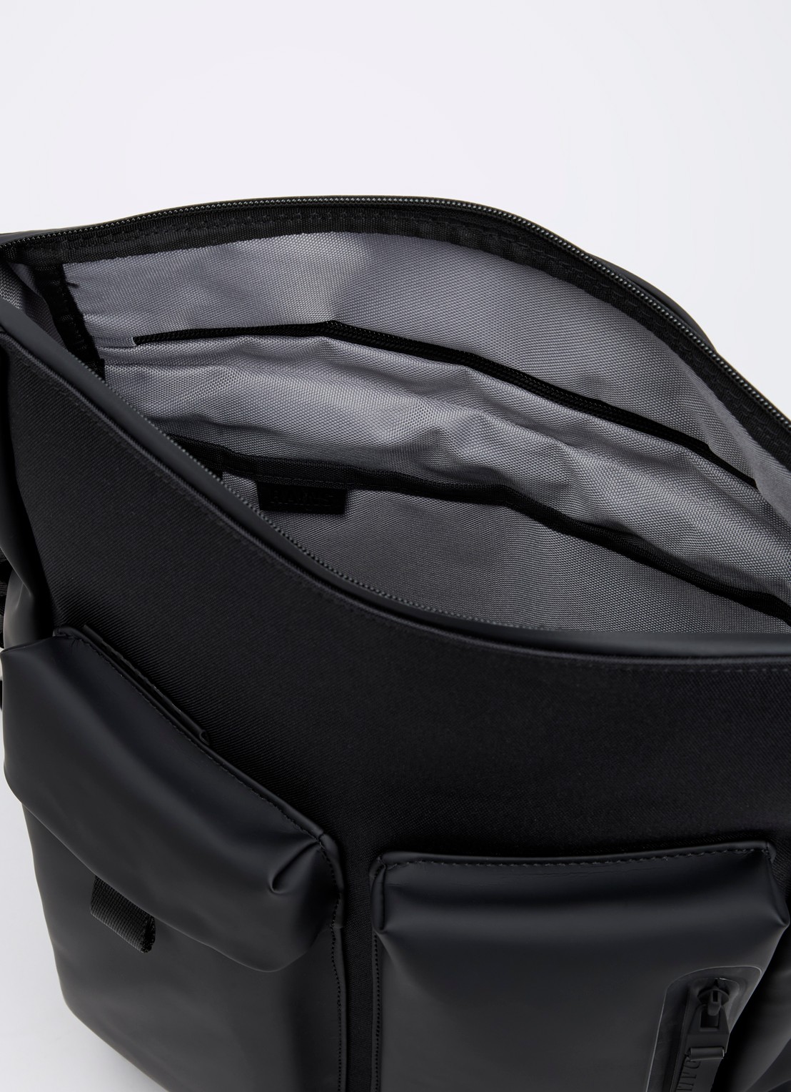 Rains Otaru rugzak met 16 inch laptopvak en waterafstotende coating - detail 3 zwart